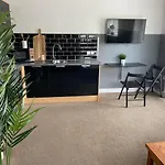 Trendy City Centre Hull Sleeps 2 Or 4 With Free Secure Parking Traveller Award 2023